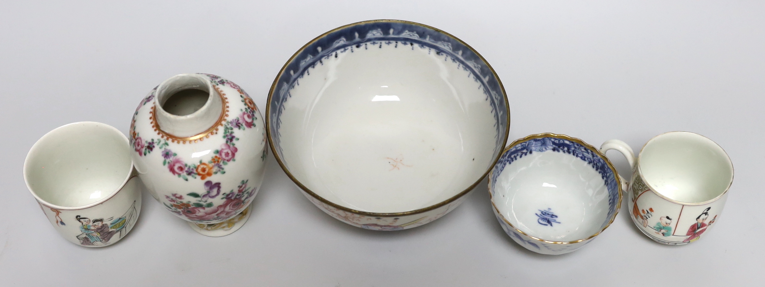 18th century Chinese export porcelain tea caddy, bowl and tea bowl, Largest 14.5cm, together with two Worcester coffee cups painted with Chinese figures